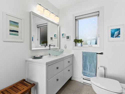20 Lennox Road, Black Point, NS - Indoor Photo Showing Bathroom