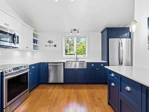 20 Lennox Road, Black Point, NS - Indoor Photo Showing Kitchen With Double Sink With Upgraded Kitchen