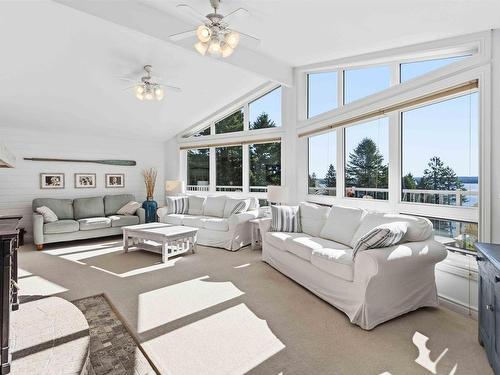 20 Lennox Road, Black Point, NS - Indoor Photo Showing Living Room