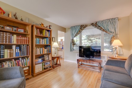 Salon - 11 Av. Laurelwood, Pointe-Claire, QC - Indoor Photo Showing Living Room