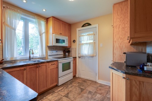 Cuisine - 11 Av. Laurelwood, Pointe-Claire, QC - Indoor Photo Showing Kitchen