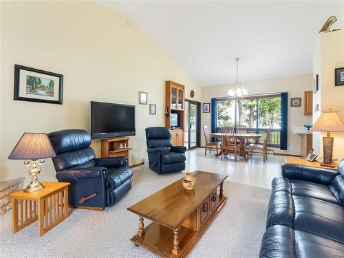 34 Thorvaldson Drive, Arnes, MB - Indoor Photo Showing Living Room