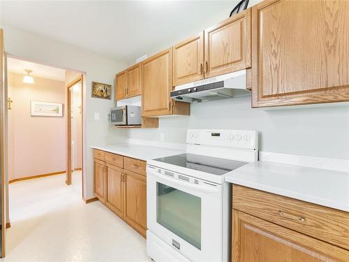34 Thorvaldson Drive, Arnes, MB - Indoor Photo Showing Kitchen