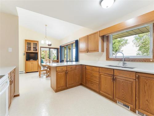 34 Thorvaldson Drive, Arnes, MB - Indoor Photo Showing Kitchen With Double Sink