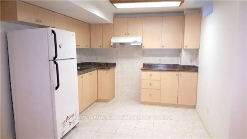 5641 Watersfield Avenue, Mississauga, ON - Indoor Photo Showing Kitchen