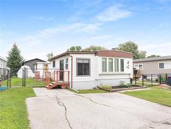 91 Sandale DR  Winnipeg, MB R2N 1A4