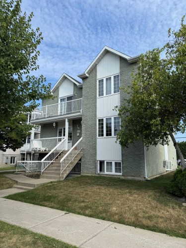 Façade - 4425 Av. De La Renaissance, Laval (Sainte-Rose), QC - Outdoor