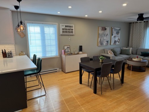 Salle à manger - 4425 Av. De La Renaissance, Laval (Sainte-Rose), QC - Indoor Photo Showing Dining Room