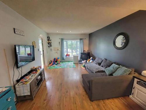 1032 Third St E, Fort Frances, ON - Indoor Photo Showing Living Room