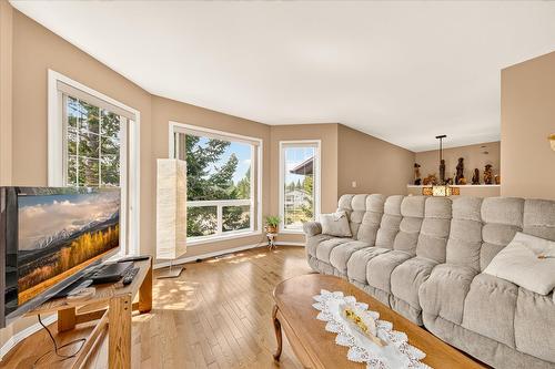 20B Wolf Crescent, Windermere, BC - Indoor Photo Showing Living Room