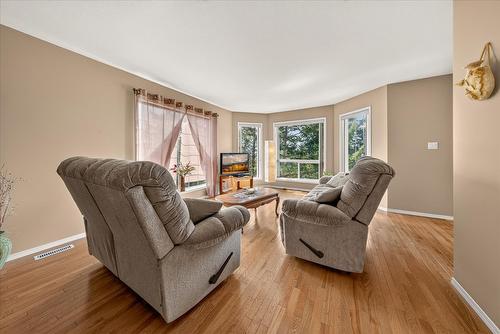 20B Wolf Crescent, Windermere, BC - Indoor Photo Showing Living Room