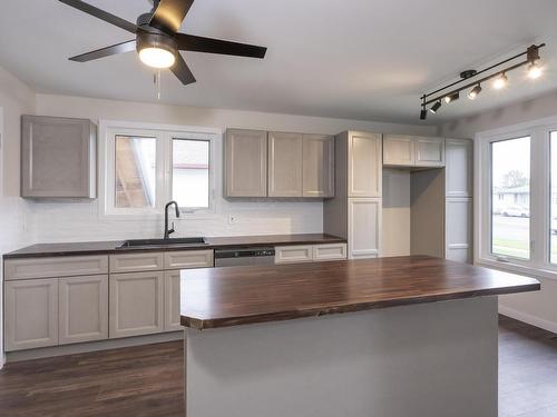 262 Sheridan Cres, Thunder Bay, ON - Indoor Photo Showing Kitchen