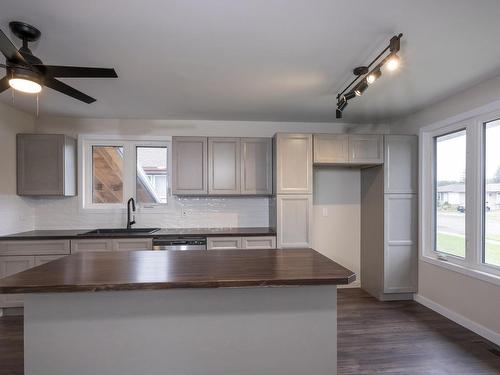 262 Sheridan Cres, Thunder Bay, ON - Indoor Photo Showing Kitchen