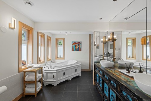 372 Crescent Rd West, Qualicum Beach, BC 