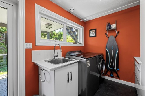 372 Crescent Rd West, Qualicum Beach, BC 