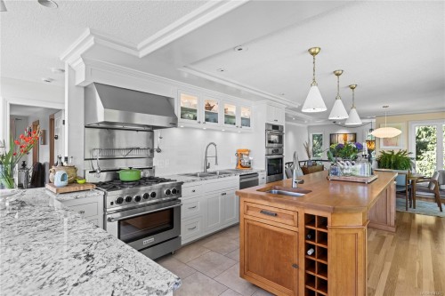 372 Crescent Rd West, Qualicum Beach, BC 