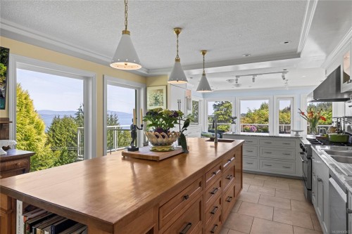 372 Crescent Rd West, Qualicum Beach, BC 