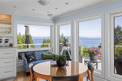 372 Crescent Rd West, Qualicum Beach, BC 