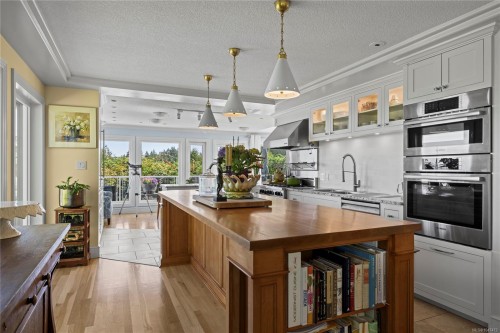 372 Crescent Rd West, Qualicum Beach, BC 