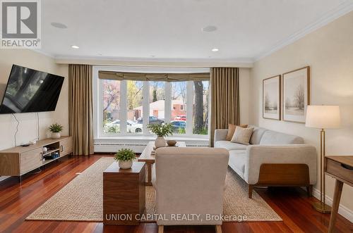 111 Libby Boulevard, Richmond Hill, ON - Indoor Photo Showing Living Room