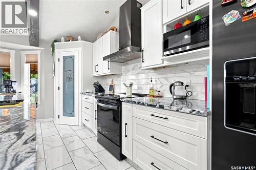 107 Hall Crescent, Saskatoon, SK - Indoor Photo Showing Kitchen With Upgraded Kitchen