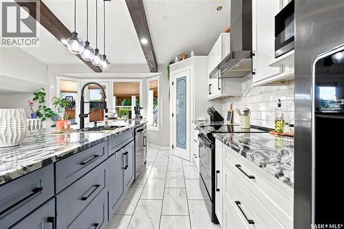 107 Hall Crescent, Saskatoon, SK - Indoor Photo Showing Kitchen With Upgraded Kitchen