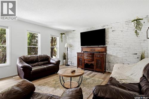 314 Howe Place, Regina, SK - Indoor Photo Showing Living Room