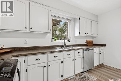 314 Howe Place, Regina, SK - Indoor Photo Showing Kitchen With Double Sink