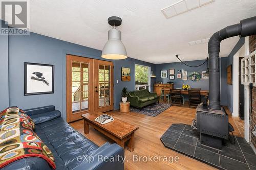 805092 Sideroad 25, Grey Highlands, ON - Indoor Photo Showing Living Room
