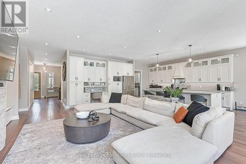 26 Spruce Street, Tiny, ON - Indoor Photo Showing Living Room
