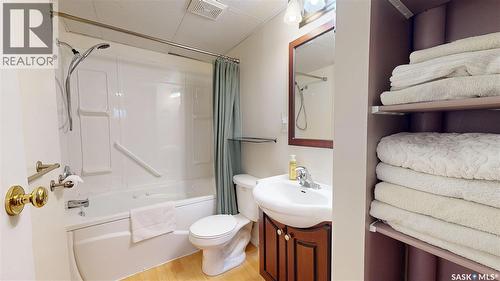 1015 Graham Road, Regina, SK - Indoor Photo Showing Bathroom