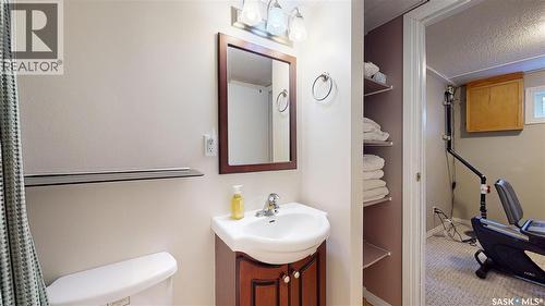 1015 Graham Road, Regina, SK - Indoor Photo Showing Bathroom