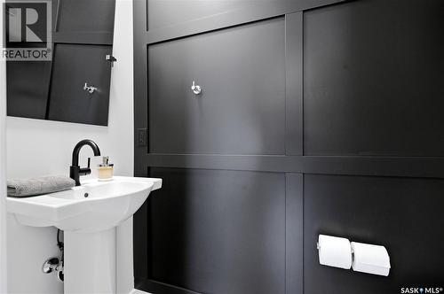 1039 4Th Street E, Saskatoon, SK - Indoor Photo Showing Bathroom