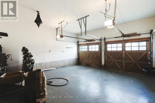 4713 Thomas Alton Boulevard, Burlington, ON - Indoor Photo Showing Garage