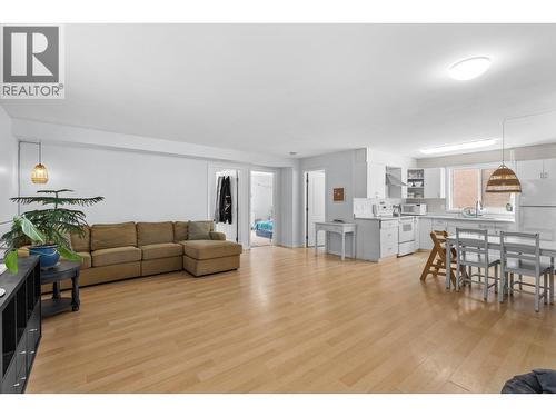 131 Celano Crescent, Kelowna, BC - Indoor Photo Showing Living Room