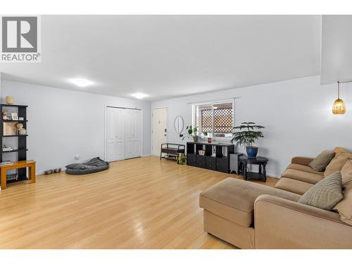 131 Celano Crescent, Kelowna, BC - Indoor Photo Showing Living Room