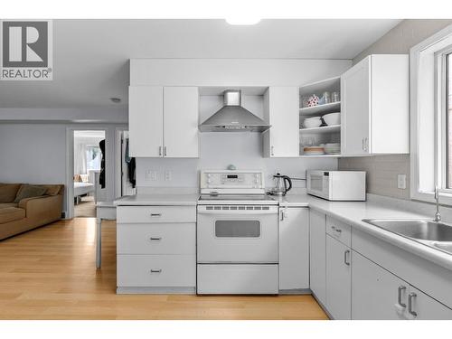 131 Celano Crescent, Kelowna, BC - Indoor Photo Showing Kitchen