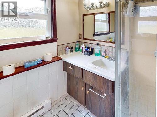4922 Saskatchewan Ave, Powell River, BC - Indoor Photo Showing Bathroom