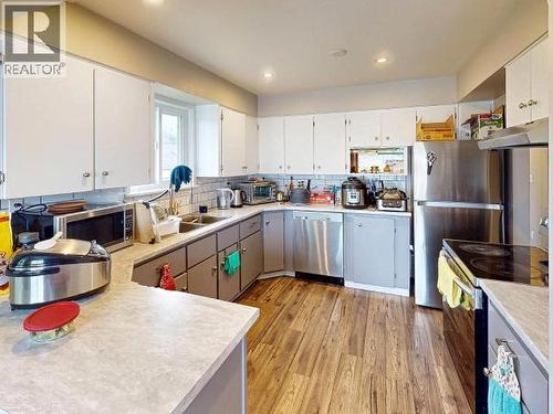 4922 Saskatchewan Ave, Powell River, BC - Indoor Photo Showing Kitchen With Double Sink
