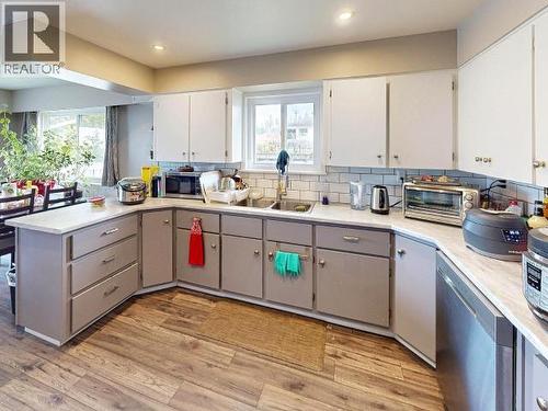 4922 Saskatchewan Ave, Powell River, BC - Indoor Photo Showing Kitchen With Double Sink