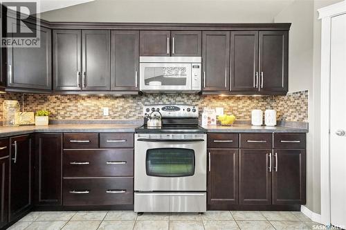 211 Crenshaw Way, Warman, SK - Indoor Photo Showing Kitchen With Upgraded Kitchen