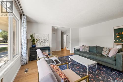 48 French Crescent, Regina, SK - Indoor Photo Showing Living Room