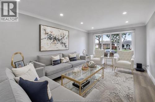 9335 Esplanade, Windsor, ON - Indoor Photo Showing Living Room