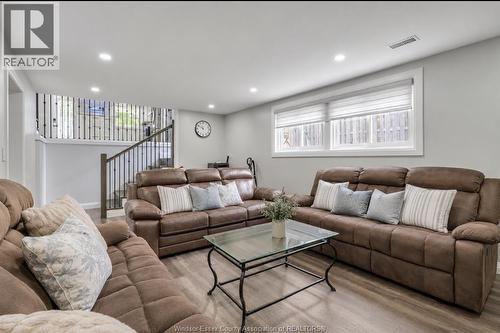 9335 Esplanade, Windsor, ON - Indoor Photo Showing Living Room