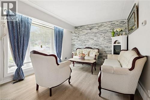 285 Stonybrook Drive, Kitchener, ON - Indoor Photo Showing Living Room