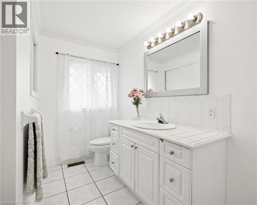 285 Stonybrook Drive, Kitchener, ON - Indoor Photo Showing Bathroom
