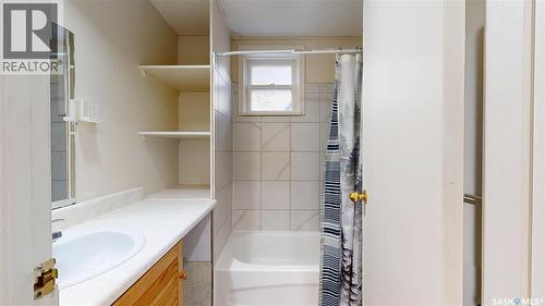 3600 Regina Avenue, Regina, SK - Indoor Photo Showing Bathroom