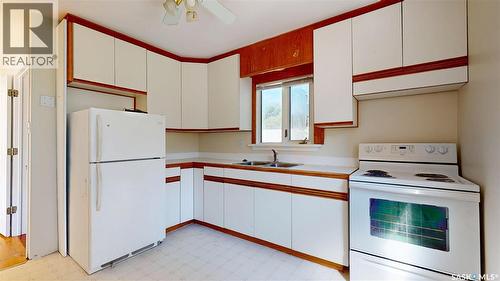 3600 Regina Avenue, Regina, SK - Indoor Photo Showing Kitchen With Double Sink