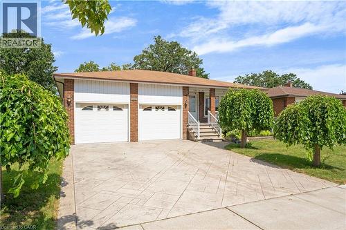 Brick exterior with white siding accents - 2535 Privet Crescent, Mississauga, ON - Outdoor