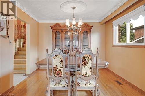 Wood-finish flooring, crown molding, and a chandelier with a ceiling medallion - 2535 Privet Crescent, Mississauga, ON - Indoor